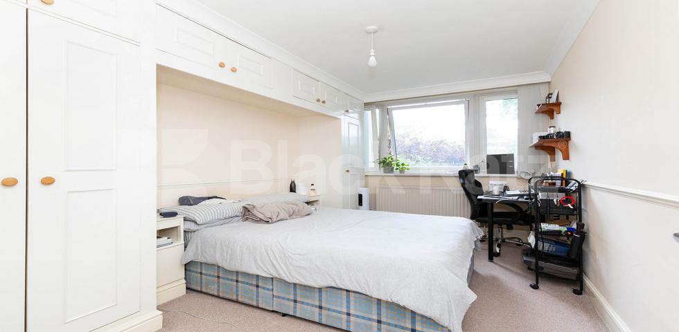 			PERFECT FOR 3 SHARERS!, 3 Bedroom, 1 bath, 1 reception Flat			 King Square, CLERKENWELL